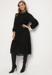 Czarna Sukienka z Gumką w Talii Ozdobiona Aplikacjami przy Dekolcie Lilirae. Czarne sukienki damskie Born2be, na imprezę, na lato, l, z aplikacjami, eleganckie, bez kołnierzyka, bez ramiączek, midi, kopertowe. Za 99.99 zł.