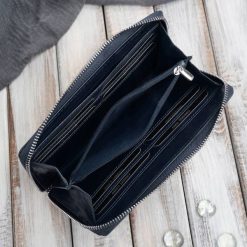 Paolo Peruzzi Poziomy portfel damski skórzany granatowy w kwiaty z metalowym logo AL-13-NV. Niebieskie portfele damskie Paolo Peruzzi, bez wzorów. Za 135.96 zł.