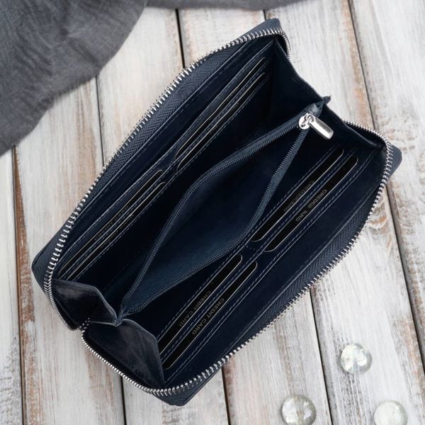 Paolo Peruzzi Poziomy portfel damski skórzany granatowy w kwiaty z metalowym logo AL-13-NV. Niebieskie portfele damskie Paolo Peruzzi, bez wzorów. Za 135.96 zł.