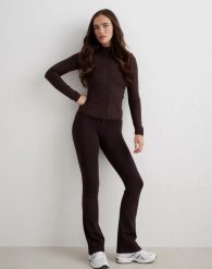 Damskie legginsy ocieplane rozszerzane długie kakaowe. Brązowe legginsy damskie Aim'n, xl, bez wzorów, z elastanu, z podwyższonym stanem, długie, do biegania. Za 350.00 zł.