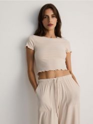 Krótki prążkowany t-shirt - kremowy. Białe t-shirty damskie Reserved, l, bez wzorów, z dzianiny, bez kołnierzyka. W wyprzedaży za 22.99 zł.