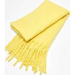 Ciepły szalik z frędzlami - Żółty. Żółte szaliki i chusty damskie Cropp. Za 59.99 zł.