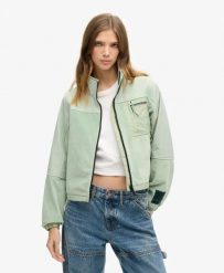 Superdry Kurtka Hybrid Trekker damska - Sea Green. Zielone kurtki damskie Superdry., bez wzorów, z elastanu, bez kaptura. Za 443.50 zł.