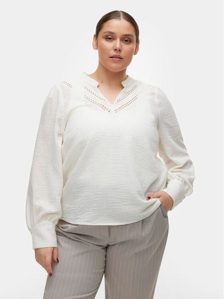 Vero Moda Curve Bluzka Chris 10301893 Biały Regular Fit. Białe bluzki damskie Vero Moda Curve, bez wzorów, z syntetyku, bez kołnierzyka, bez ramiączek. Za 139.99 zł.