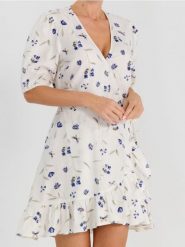 Sukienka mini w kwiaty z ozdobną falbanką - wielobarwny. Sukienki damskie Sinsay, l, bez wzorów, z materiału, bez kołnierzyka, bez ramiączek, mini. W wyprzedaży za 45.99 zł.