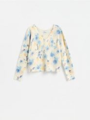 Wzorzysty sweter - jasnoniebieski. Niebieskie swetry damskie Reserved, l, bez wzorów, z dzianiny, bez kołnierzyka, bez ramiączek, bez kaptura. Za 139.99 zł.