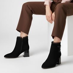 Botki damskie S. Barski, zamszowe na słupku i z materiałowym wnętrzem, czarne, MR52-127. Czarne kozaki damskie S.BARSKI, z lakierowanej skóry, bez obcasa, na obcasie. Za 339.99 zł.