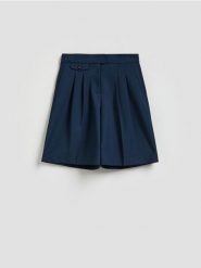 Szorty bermudy z zakładkami - granatowy. Niebieskie szorty damskie Reserved, l, bez wzorów, z tkaniny. Za 129.99 zł.