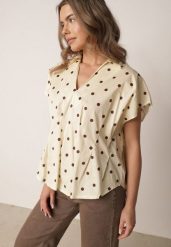 Żółta Bluzka o Fasonie Oversize w Kropki z Bawełny Pireia. Żółte koszule damskie Born2be, l, bez wzorów, z bawełny, biznesowe, bez kołnierzyka, bez ramiączek. Za 139.99 zł.
