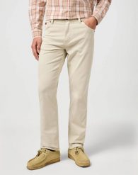 MESKIE SPODNIE WRANGLER TEXAS PELICAN 112362480. Spodnie materiałowe męskie Wrangler, l, bez wzorów. Za 219.99 zł.