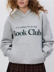 Bluza z haftowanym napisem - jasnoszary. Szare bluzy damskie Reserved, l, bez wzorów, z bawełny, bez kaptura. Za 129.99 zł.