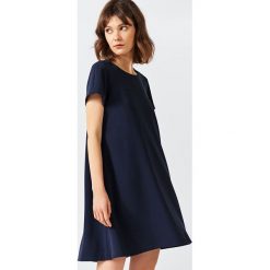 Simple - Sukienka. Czarne sukienki damskie marki Simple, z elastanu, eleganckie, z okrągłym kołnierzem, z krótkim rękawem. W wyprzedaży za 379.90 zł.