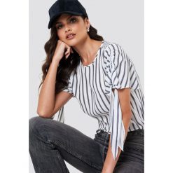 NA-KD Bluzka z wiązanym rękawem - White. Bluzki damskie marki NA-KD. Za 60.95 zł.