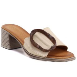 Skórzane klapki damskie na obcasie beżowe T.Sokolski L26-761. Brązowe klapki damskie T.Sokolski, bez wzorów, ze skóry, bez obcasa, na obcasie. Za 269.99 zł.