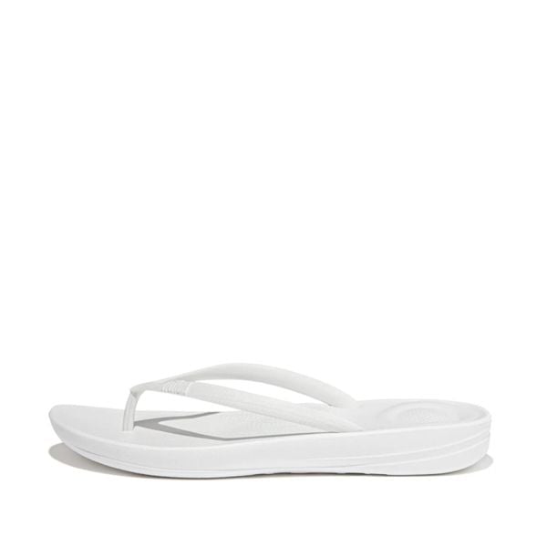 Klapki damskie FitFlop Iqushion. Białe klapki damskie FIT FLOP, bez wzorów, eleganckie, bez obcasa. Za 227.00 zł.