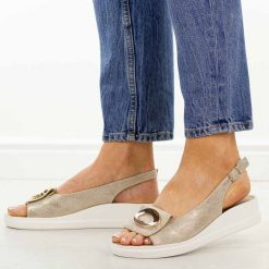 Złote sandały damskie na platformie Potocki 43368. Żółte sandały damskie POTOCKI, z aplikacjami, ze skóry, bez obcasa, na platformie, bez zapięcia. Za 169.00 zł.