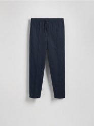 Spodnie jogger z lnem - granatowy. Niebieskie spodnie materiałowe męskie Reserved, l, bez wzorów, z bawełny. W wyprzedaży za 179.99 zł.