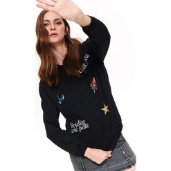 BLUZA NIEROZPINANA DAMSKA Z APLIKACJĄ. Czarne bluzy damskie TOP SECRET, na lato, z aplikacjami, z dzianiny, bez kaptura. W wyprzedaży za 39.99 zł.