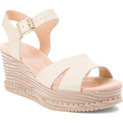 Sandały CLARKS - Akilah Eden 261309554 White Combi Leather. Klapki damskie marki Clarks. W wyprzedaży za 189.00 zł.