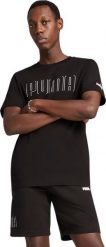 Koszulka męska Puma Sport Graphic Tee czarna 684617 01 L. Czarne koszulki sportowe męskie Puma, l, bez wzorów, bez kołnierzyka, bez ramiączek. Za 123.68 zł.