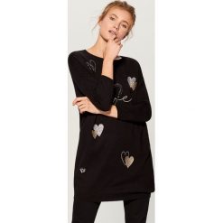 Tunikowy sweter z nadrukiem - Czarny. Swetry damskie marki Mohito. W wyprzedaży za 59.99 zł.