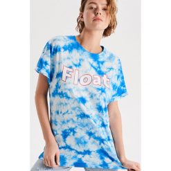 Koszulka tie dye z napisem - Niebieski. T-shirty damskie Cropp. W wyprzedaży za 29.99 zł.