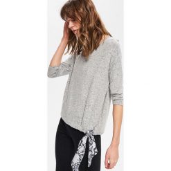 Bluzka z ozdobnym wiązaniem - Jasny szar. Bluzki damskie Reserved. W wyprzedaży za 39.99 zł.