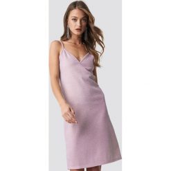 NA-KD Party Błyszcząca sukienka bieliźniana - Pink. Sukienki damskie marki NA-KD Party. W wyprzedaży za 50.47 zł.
