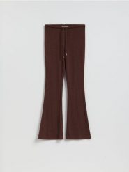 Spodnie flare z wiskozą - ciemnobrązowy. Brązowe spodnie materiałowe damskie Reserved, l, bez wzorów, z dzianiny. Za 119.99 zł.