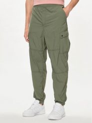 Gap Spodnie materiałowe 487058-01 Zielony Relaxed Fit. Zielone spodnie materiałowe męskie GAP, m, bez wzorów, z materiału. Za 249.99 zł.