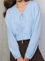 Sweter z kokardami - błękitny. Niebieskie swetry damskie Sinsay, l, bez wzorów, bez kołnierzyka, bez ramiączek, bez kaptura. Za 49.99 zł.