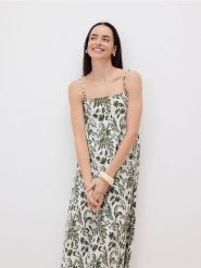 Wzorzysta sukienka midi - kremowy. Białe sukienki damskie Reserved, l, bez wzorów, z dzianiny, bez kołnierzyka, bez ramiączek, midi. W wyprzedaży za 49.99 zł.