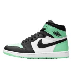 Buty do chodzenia dla dorosłych Air Jordan 1 Retro High OG Green Glow. Czarne obuwie sportowe damskie Jordan, bez wzorów, ze skóry, do koszykówki. Za 795.00 zł.