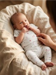 Komplet: body i legginsy - kremowy. Białe body niemowlęce Sinsay, bez wzorów, bez ramiączek. W wyprzedaży za 17.99 zł.