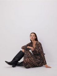 Plisowana sukienka z paskiem - wielobarwny. Sukienki damskie Reserved, l, bez wzorów, z tkaniny, bez kołnierzyka, bez ramiączek, rozkloszowane. W wyprzedaży za 79.99 zł.