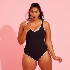 Strój jednoczęściowy do gimnastyki w wodzie damski Nabaiji Ines. Czarne kostiumy jednoczęściowe damskie NABAIJI, l, bez wzorów, prążkowane, sportowe, na fitness i siłownię. W wyprzedaży za 79.99 zł.