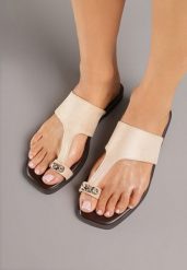 Beżowe Klapki Vices Japonki z Metaliczną Ozdobą Arhelia. Brązowe klapki damskie Renee, z aplikacjami, eleganckie, bez obcasa, na płaskiej podeszwie. Za 59.99 zł.
