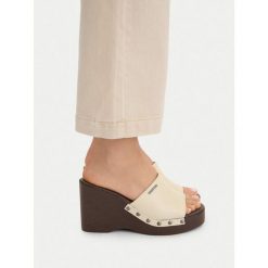 Klapki G-Star. Brązowe klapki damskie G-Star, bez wzorów, retro, bez obcasa. Za 259.99 zł.