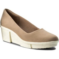 Półbuty CLARKS - Pola Mea 261309884 Sand Nubuck. Półbuty damskie marki Clarks. W wyprzedaży za 269.00 zł.