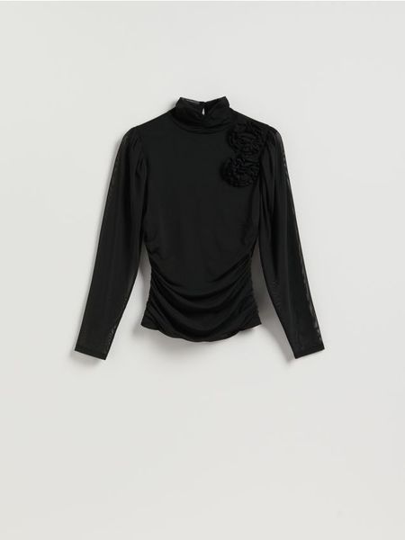 Bluzka z kwiatową aplikacją - czarny. Czarne bluzki damskie Reserved, l, z aplikacjami, z dzianiny, bez kołnierzyka, bez ramiączek. Za 99.99 zł.