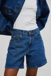 Szorty z szerokimi nogawkami w kolorze NAVY BLUE - TABOO-L. Niebieskie szorty damskie Marsala, na lato, l, bez wzorów, z denimu. Za 299.90 zł.