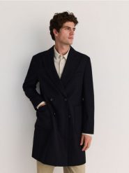 Dwurzędowy płaszcz z wełną - granatowy. Niebieskie płaszcze męskie Reserved, l, bez wzorów, z tkaniny, bez kaptura. W wyprzedaży za 199.99 zł.