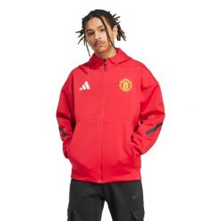 Bluza z kapturem Manchester United Z.N.E. 2025/26. Czerwone bluzy sportowe męskie Adidas, bez wzorów, z kapturem, do piłki nożnej. W wyprzedaży za 382.50 zł.