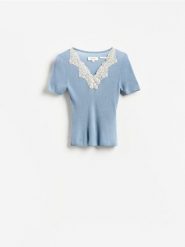 Wełniana bluzka z koronką - niebieski. Niebieskie bluzki damskie Reserved, l, bez wzorów, z koronki, bez kołnierzyka, bez ramiączek. Za 159.99 zł.