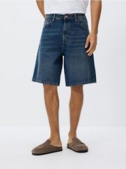 Denimowe szorty baggy - indigo jeans. Niebieskie szorty męskie Reserved, bez wzorów, z denimu. W wyprzedaży za 79.99 zł.