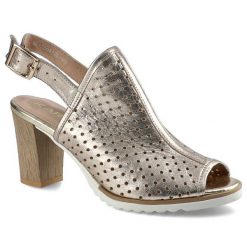 Złote Sandały Damskie Karino Modne Stylowe Buty. Żółte klapki damskie Karino, bez wzorów, ze skóry, bez obcasa, na obcasie, bez zapięcia. Za 189.00 zł.