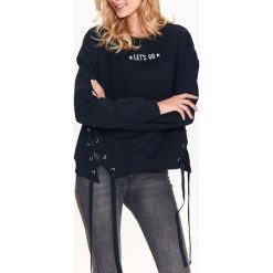 BLUZA DAMSKA Z HAFTEM I SZNUROWANIAMI. Bluzy damskie TROLL. W wyprzedaży za 39.99 zł.