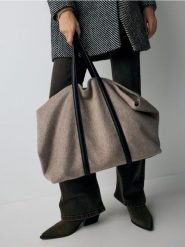 Wełniana torebka shopper - beżowy. Brązowe torebki shopper damskie Reserved, bez wzorów, z tkaniny, bez dodatków. W wyprzedaży za 139.99 zł.