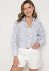 Jasnoniebieska Bawełniana Koszula w Paski Zdobiona Haftem z Metaliczną Nicią Redamia. Niebieskie bluzki damskie Born2be, l, z aplikacjami, z bawełny, eleganckie, bez kołnierzyka, bez ramiączek. Za 74.99 zł.
