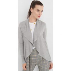 Zaokrąglony, otwarty kardigan. Szare kardigany damskie Orsay, z dzianiny. Za 79.99 zł.